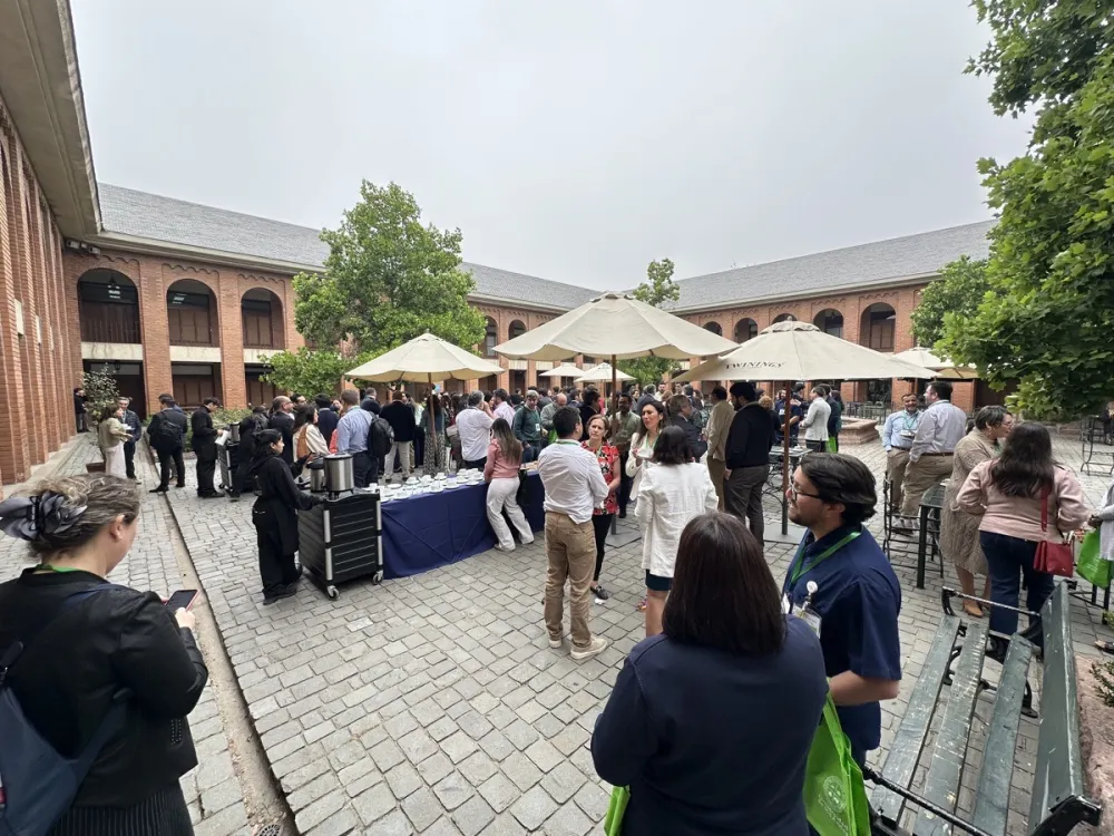 Pausa de café y networking en el patio, Jornada 2025
